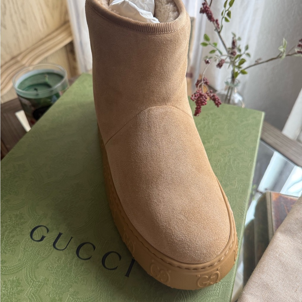 New Gucci Camel Suede Boots
